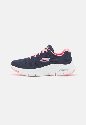 Zapatillas deportivas de color azul marino con acentos rosas, parte superior de malla, media suela blanca y suela texturizada. Presentan cordones y un logo de marca en el costado.