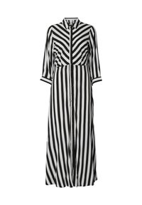 Robe-chemise longue à rayures noires et blanches avec des boutons sur le devant et des manches trois-quarts, présentant des rayures diagonales sur la partie supérieure du torse.