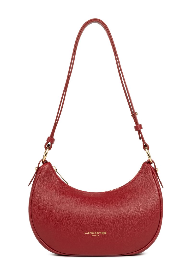 Sac à bandoulière en cuir rouge avec une forme arrondie, affichant une texture lisse, des accessoires en or et une bandoulière ajustable. Logo embossé à l'avant.