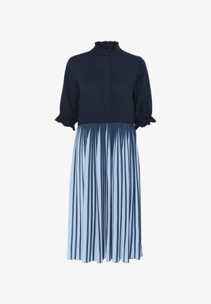 Tmavě modré šaty s volánovým vysokým límcem, krátkými nafouknutými rukávy a skládanou světle modrou sukní s vertikálními pruhy.