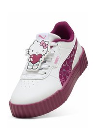 Białe sneakersy z fioletowymi akcentami i teksturowaną podeszwą. Posiadają zawieszkę z Hello Kitty na sznurowadłach oraz wzorzystą boczną wkładkę przedstawiającą koty.
