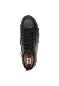 Zapatilla negra con exterior de cuero liso, puntera redonda, cordones en la parte delantera, detalle de cremallera lateral y una plantilla marrón con el logo de la marca.