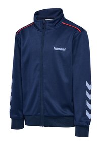 Marineblaue Zip-Jacke mit hohem Kragen, roten Akzenten auf den Schultern und weißen Chevron-Mustern an den Ärmeln; hergestellt aus glattem, strapazierfähigem Stoff.