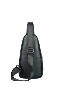 Borsa a tracolla nera in pelle con superficie texturizzata, ampia tracolla regolabile e chiusura a zip. Presenta una forma elegante e angolare.