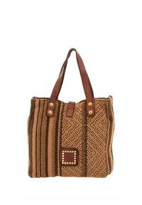 Borsa tote in tessuto marrone intrecciato con manici in pelle, caratterizzata da un motivo geometrico, dettagli in tonnellato d'oro e una toppa decorativa con borchie.