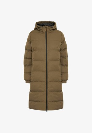 Olivovozelený puffový kabát s kapucňou, ktorý má plný predný zips, elastické manžety a prešívané polstrovanie pre izoláciu.