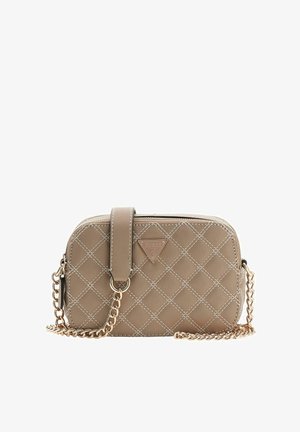 Sac à main matelassé beige avec fermeture éclair, présentant un motif géométrique, une bandoulière chaîne et une plaque logo triangulaire.