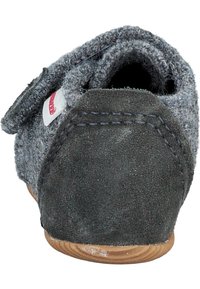 Grijze felt slippers met een donkergrijze suède achterkant en gestikte details. Ronde vorm en houten zool, voorzien van een verstelbare band.