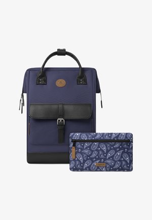 Sac à dos en tissu bleu marine avec des accents noirs, anse supérieure et rabat avant. Comprend une pochette assortie à motif paisley avec fermeture éclair.