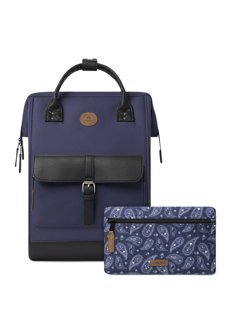 Sac à dos en tissu bleu marine avec des accents noirs, anse supérieure et rabat avant. Comprend une pochette assortie à motif paisley avec fermeture éclair.