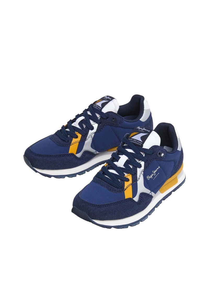 Sneakers blu navy con accenti gialli e bianchi, realizzati in tessuto e suede. Presentano un design con lacci, colletto imbottito e suola texture.
