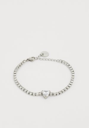 Srebrny bransoletka z sercem w kształcie przezroczystego kamienia szlachetnego na środku, otoczonym mniejszymi przezroczystymi kryształkami na połączonym łańcuszku.
