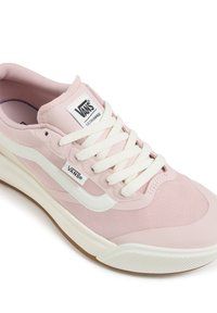 Jasnoróżowe sneakersy z siateczkową cholewką, białymi akcentami i gumową podeszwą. Zawierają klasyczne sznurowanie oraz logo Vans na języku i boku.