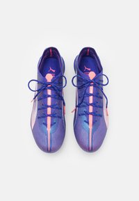 Baskets de sport synthétiques violettes avec un dessus texturé, des accents roses contrastants et des lacets bleus, conçues pour la performance et le confort.