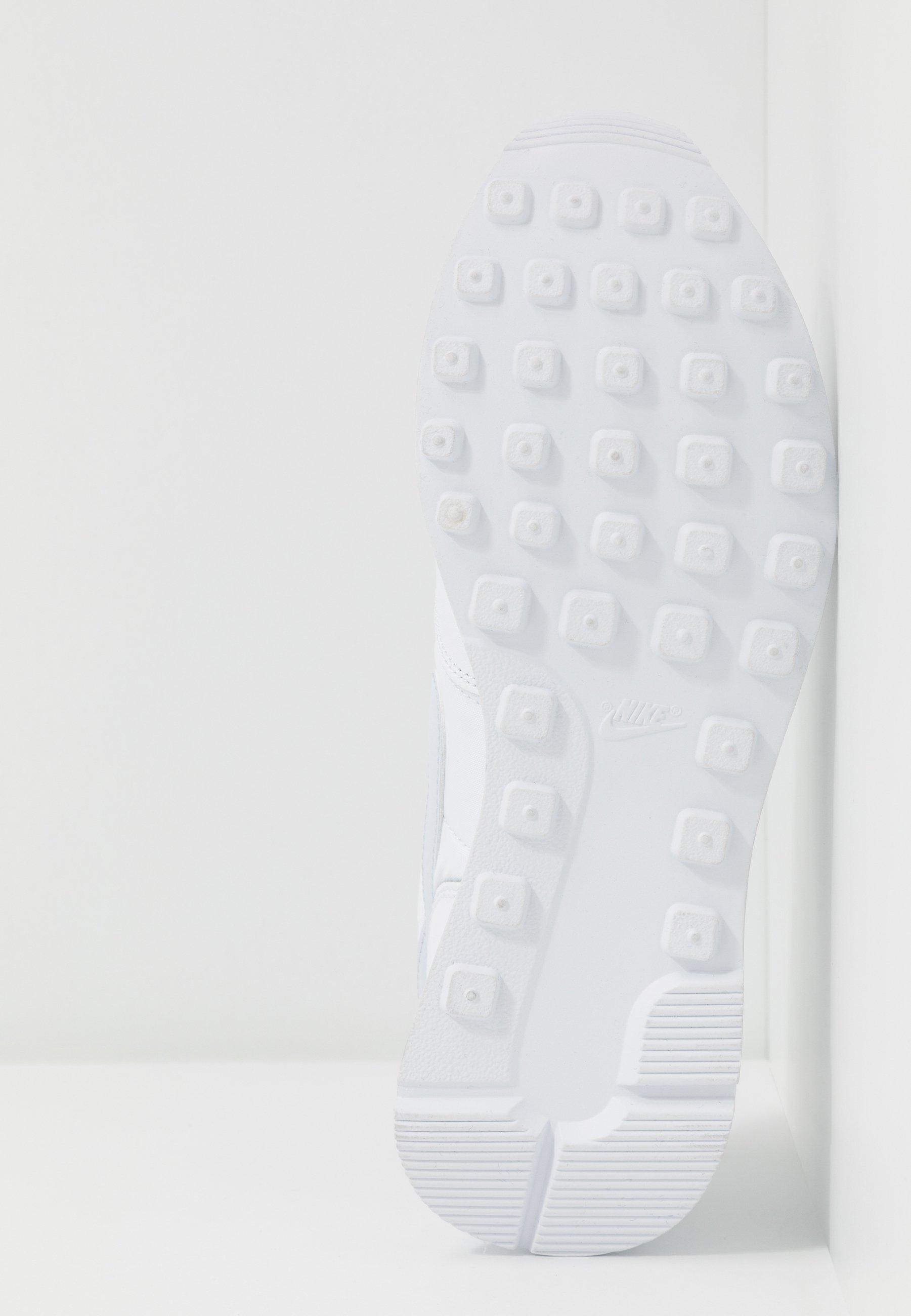 nike internationalist white football grey