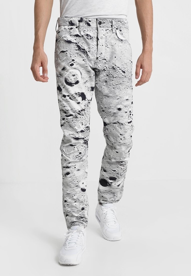 Herrjeans med ett tryck av månens yta i svart och vitt, tillverkade av denim, med slim fit och standard fem fickors design.