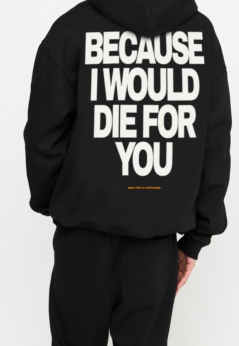Sudadera negra con capucha con un gran texto blanco en la parte trasera que dice "PORQUE MORIRÍA POR TI" y un logo pequeño naranja "MULTIPLY APPAREL" en la parte inferior.