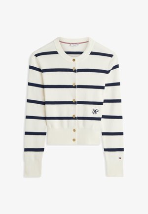 Witte cropped cardigan met marineblauwe horizontale strepen, gouden knopen aan de voorkant, geribbelde manchetten en zoom, en geborduurde initialen aan de linkerkant.