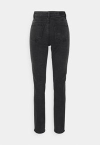 Svart denimbyxor med en figursydd design, raka ben, medelhög midja och två bakfickor, med en slät yta och minimala stygn.