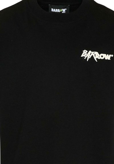 Camiseta negra de cuello redondo con pequeño logo blanco "BARROW" en el lado izquierdo del pecho y etiqueta "BARROW KIDS" en el cuello.