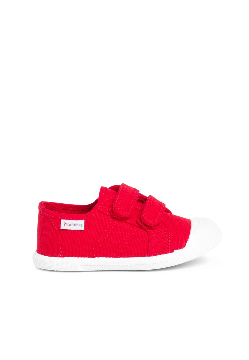 Zapatillas de lona rojas con punteras de goma blanca y correas de cierre de velcro. Parte superior texturizada con detalles de costura y una etiqueta de la marca en el costado.