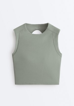 Bez rękawów prążkowany krótki top w stonowanej zieleni z okrągłym dekoltem i małym wycięciem w kształcie oczka z tyłu, wykonany z elastycznego materiału.