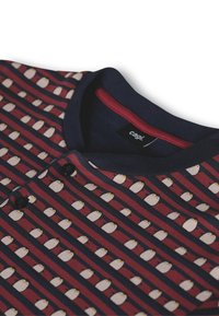 Camicia a righe blu navy e bordeaux con piccole stampe di pinguini bianche e colletto blu navy con bottoni neri.