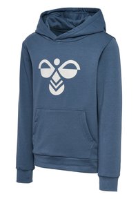 Sweat à capuche bleu avec poche avant et motif abstrait géométrique d'abeille blanche sur la poitrine.