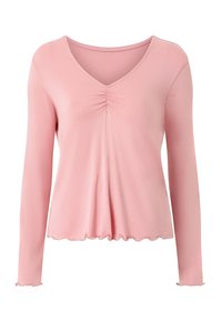 Miękki różowy top z długim rękawem, dekoltem w serek, delikatnym marszczeniem z przodu oraz falowanym wykończeniem na krawędziach dołu i rękawów, prezentowany na białym tle.