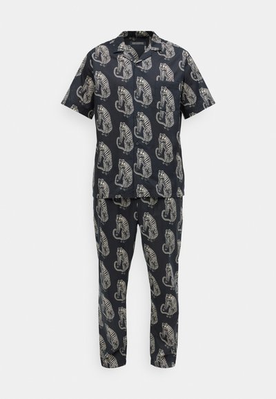 Kurze Ärmel Hemd und Hose Set aus dunklem Stoff mit einem weißen Tiger Muster. Leichtes Material, lockere Passform, Knopfverschluss vorn und Kragen.