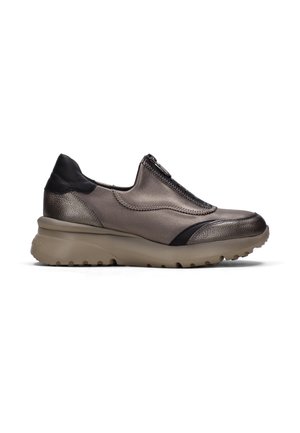 Męskie buty typu slip-on z metalicznie szarą cholewką, czarnymi akcentami na pięcie i palcach, suwakiem z przodu oraz beżową masywną gumową podeszwą.
