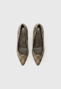 Καμπυλωτά τακούνια σε καφέ υφασμάτινο σχέδιο με το λογότυπο DKNY. Ομαλή εσωτερική επένδυση με μαξιλαράκι για άνεση.