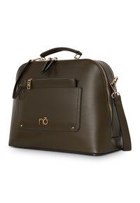 Olivi vihreä nahkainen käsilaukku, jossa on rakenteellinen muoto, kultaiset metalliosat, yläkahva ja irrotettava olkahihna. Ominaisuuksina edessä oleva tasku.