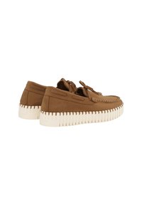 Bruine suede schoenen met een gestructureerde afwerking, voorzien van een witte ribbelzool en decoratieve stiksels rond de randen.