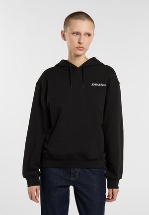 Felpa nera con cappuccio realizzata in tessuto misto cotone con tasca frontale, con il logo "Dickies" bianco sulla parte superiore sinistra.