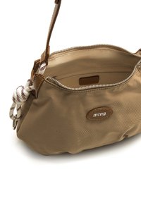 Bolso de nylon color caqui con cierre de cremallera, detalles en cuero marrón y un asa de cuerda trenzada. Presenta un parche con el logotipo en el frente.