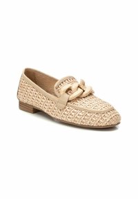 Mocassini beige intrecciati con tacco in legno piatto, caratterizzati da un dettaglio a nodo decorativo sul pattino e una rifinitura in pelle liscia attorno all'apertura.