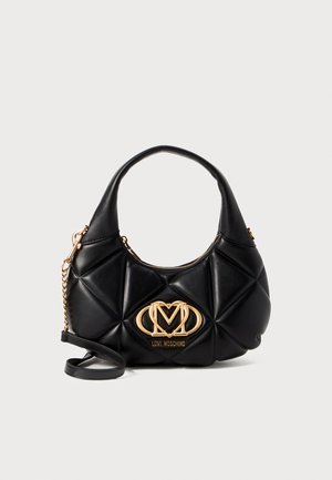 Bolsa de mão em imitação de pele preta com design acolchoado, detalhe em logotipo dourado, pega arredondada e alça de ombro destacável. Fecho com zíper elegante.