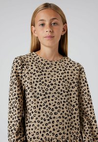 Dolga obleka s dolgimi rokavi, črna leopardska potisk, krožen izrez in nabrano dno. Mehka tkanina z rahel sijaj; oprijet zgornji del in sproščen kroj.