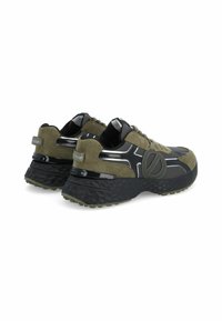 Olijf groene sneakers met een gestreepte bovenkant van stof, zwarte rubberen zool en reflecterende accenten. Heeft een ronde vorm en vetersluiting.