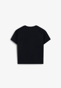 Camiseta negra de manga corta y cuello redondo con un corte relajado. Textura suave y diseño minimalista, sin logotipos ni patrones visibles.