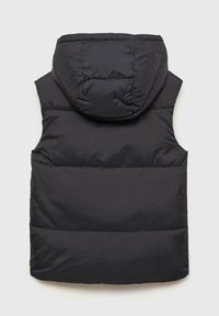 Vesta fără mâneci, cu umplutură, de culoare neagră, cu glugă, prezentată din spate pe un fundal deschis.