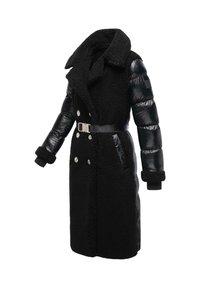 Cappotto nero con un corpo in pile peloso e testurizzato e maniche lucide. Ha una vita con cintura e bottoni argentati.