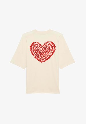 T-shirt in cotone color crema con maniche corte oversize e una grande grafica a forma di cuore rosso, realizzata con testo, centrata sul retro.