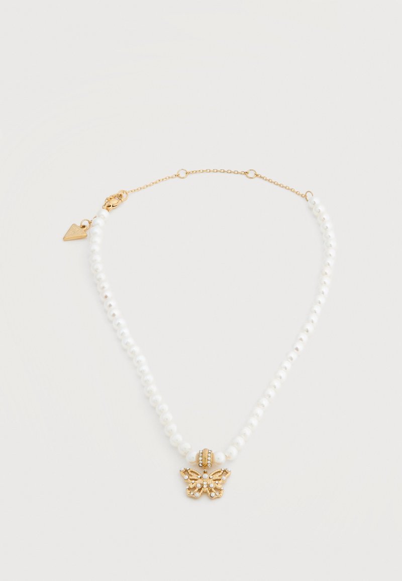 Κολιέ με μικρές λευκές πέρλες, κλείστρο από χρυσή αλυσίδα και χρυσό μενταγιόν πεταλούδας διακοσμημένο με μικρές πέρλες και κρύσταλλα.