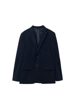 Marineblaues Herrenblazer mit zwei Knöpfen, Reverskragen, zwei vorderen Klappentaschen und einer Brustdegen-Tasche, flach auf weißem Hintergrund präsentiert.