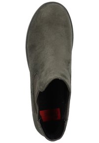 Oliivivärinen mokkanahkainen nilkkaboots, jossa on joustavat sivupaneelit ja pyöristetty kärki. Varustettu mustalla pohjalla ja merkityllä sisäpohjalla. Silkkinen pinta.