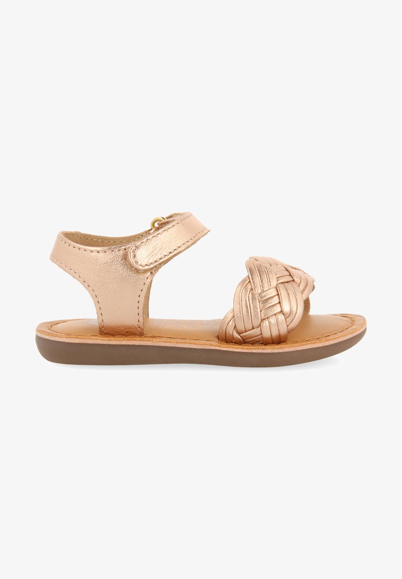 Metallische rosegouden sandaal met een gevlochten voorkant, verstelbare enkelband, platte zool en een gladde lederen afwerking.