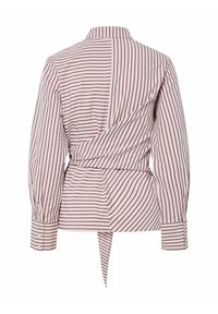 Gestreepte blouse met lange mouwen, met een wikkelontwerp, getailleerde achterkant en een strikdetail in de taille. Kleuren zijn roze en donkerbruin.
