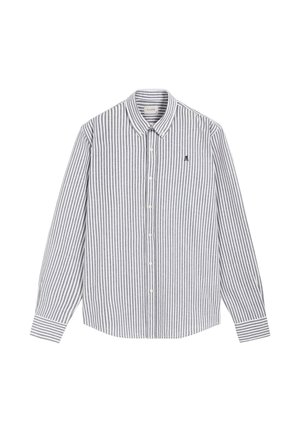 Camisa de manga larga con botones, con rayas verticales grises y blancas, cuello puntiagudo y pequeño logo en el pecho izquierdo.